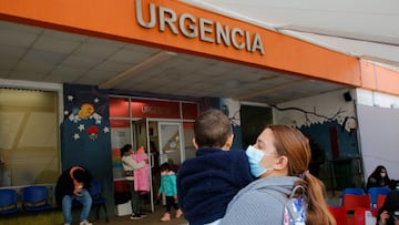 Santiago, 7 junio 2022.
Niños y niñas llegan a la urgencia del hospital Luis Calvo Mackenna. Suben los contagios de influenza y Sincicial afectando a niños y tercera edad.
Marcelo HernandezAton Chile