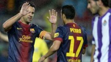 Xavi felicita a Pedro, autor del primer gol