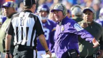 Mike Zimmer habla, muy enfadado, con el árbitro del Vikings-Rams.