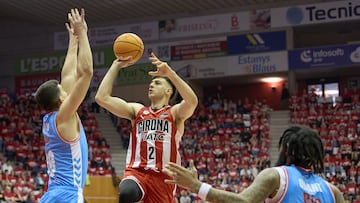Maxi Fjellerup, alero del Básquet Girona, lanza ante el Río Breogán.