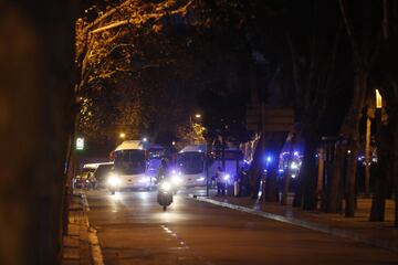 Llegada sin incidentes al estadio de los autobuses del Barcelona y el Real Madrid.