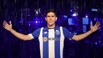 El delantero espa?ol Fran Navarro, durante su presentaci¨®n con el Oporto