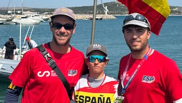 Lluc Bestard, con los entrenadores Adrián Barceló (izquierda) y Edu Ferrer (derecha).