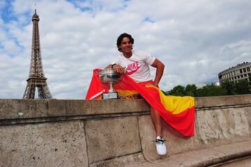 Rafael Nadal posa con la Copa de los Mosqueteros delante de la Torre Eiffel. En esta imagen de 2012, el manacorí posa con su sexto trofeo de Roland Garros, ganaría 8 veces más el Abierto francés.