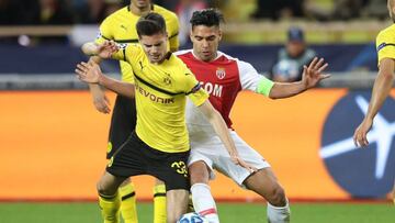 Falcao Garc&iacute;a y Julian Weigl en la disputa del bal&oacute;n durante el partido entre M&oacute;naco y Borussia Dortmund por la &uacute;ltima fecha de la fase de grupos de la Champions League