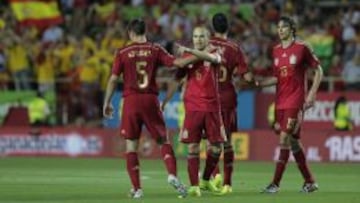 Iniesta celebra su gol durante el partido ante Bolivia.