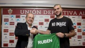 El guardameta Rubén Iván Martínez Andrade junto al secretario general del club rojiblanco, Mariano Blanco.