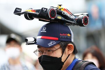 Durante la práctica del Gran Premio de Japón, desarrollado en el circuito de Suzuka, se ha podido ver un desfile de los sombreros más variopintos.