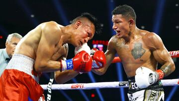 Miguel Berchelt golpea a Francisco Vargas durante su pelea.