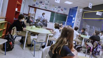 Alumnos en una de las aulas del Colegio Privado Alameda de Osuna en el primer d&iacute;a del curso escolar 2020-2021, en Madrid (Espa&ntilde;a) a 7 de septiembre de 2020. Los colegios p&uacute;blicos comenzar&aacute;n ma&ntilde;ana, 8 de septiembre, las c