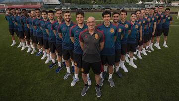 Los 23 internacionales posan con el seleccionador Luis de la Fuente un día antes de la final del Europeo.