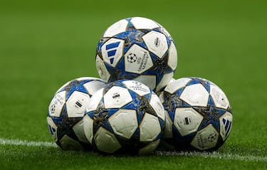 Los balones para el partido entre el Newcastle y Barcelona.