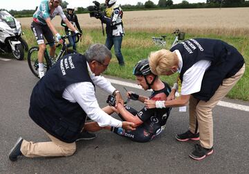 El estadounidense Kevin Vermaerke fue el peor parado en la caída masiva que sufrió el pelotón al inicio de la etapa y, tras ser atendido por le médicos, tuvo que retirarse del Tour.