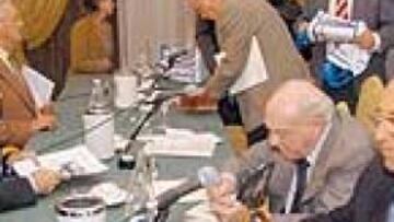 <b>ÍDOLOS. </b>Gento y Di Stéfano no pararon de firmar autógrafos desde que llegaron al hotel Palace para participar en el Foro Luis de Carlos.