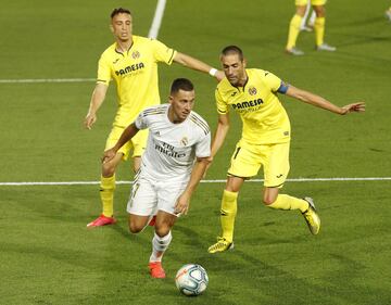 Eden Hazard entre Bruno Soriano y Sofian Chakla.