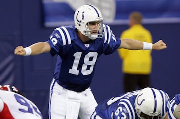 Manning llevó a los Colts a un título en el Super Bowl XLI en el 2007 y jugó 14 temporadas con el equipo de Indianápolis. A pesar de ser el mariscal más icónico en la historia de la frnaquicia, Manning no fue renovado y fichó con los Broncos de Denver en 2012 por cinco años.