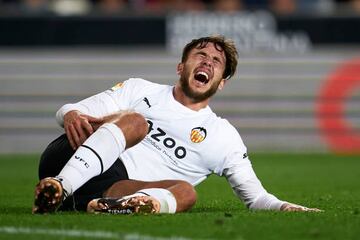 VALENCIA, SPAIN - APRIL 03: Nico Gonzalez of Valencia CF lies injured on the pitch during the LaLiga Santander match between Valencia CF and Rayo Vallecano at Estadio Mestalla on April 03, 2023 in Valencia, Spain. (Photo by Manuel Queimadelos/Quality Sport Images/Getty Images)