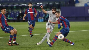 Raúl García ante el Levante.