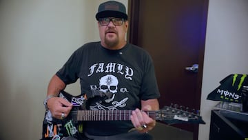 Fletcher Dragge con su guitarra en un camerino