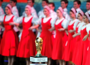 Vista del trofeo de campeón en el escenario durante el sorteo del Mundial de Rusia 2018.