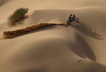 Skyler Howes pilotando sobre las dunas de la etapa.
