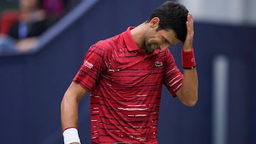 Novak Djokovic se lamenta tras un punto con Stefanos Tsitsipas durante su partido de cuartos de final del Masters 1.000 de Shangh&aacute;i.