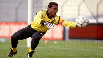 A los 39 años con ocho meses, el guardameta de Camerún, Joseph Antoine Bell disputó el encuentro de la Copa del Mundo de Estados Unidos 94 ante Brasil, donde la Verdeamarelha se impuso 3-0.