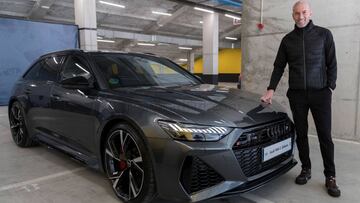 Zidane posa con su nuevo coche.