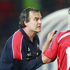 A 13 años del arribo de Bielsa a la Roja: sus dos retos que quedaron en la historia