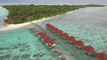 Un resort de surf abandonado en una isla de Maldivas, con casas de la Water Villa sin construir y las aguas cristalinas. 