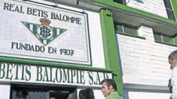 <b>ENCUENTRO. </b>Manuel Ruiz de Lopera reunió ayer a los peñistas en el estadio verdiblanco.