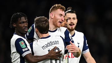 Soccer Football - Carabao Cup - Quarter Final - Tottenham Hotspur v Manchester United - Tottenham Hotspur Stadium, London, Britain - December 19, 2024 Tottenham Hotspur's Dejan Kulusevski celebrates scoring their second goal with James Maddison, Radu Dragusin and Yves Bissouma REUTERS/Dylan Martinez EDITORIAL USE ONLY. NO USE WITH UNAUTHORIZED AUDIO, VIDEO, DATA, FIXTURE LISTS, CLUB/LEAGUE LOGOS OR 'LIVE' SERVICES. ONLINE IN-MATCH USE LIMITED TO 120 IMAGES, NO VIDEO EMULATION. NO USE IN BETTING, GAMES OR SINGLE CLUB/LEAGUE/PLAYER PUBLICATIONS. PLEASE CONTACT YOUR ACCOUNT REPRESENTATIVE FOR FURTHER DETAILS..