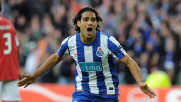 Radamel Falcao celebrando un gol que le dio el t&iacute;tulo de la Europa League el colombiano ess extra&ntilde;ado por su nivel