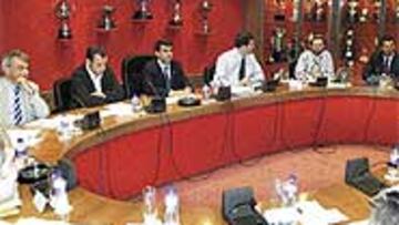 La primera reunión de la nueva directiva tuvo lugar en la antigua sala de trofeos del club. Joan Laporta debutó así en sus funciones de presidente.