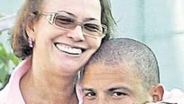 <b>EN FAMILIA. </b>La madre de Ronaldo, Sonia dos Santos, visitó ayer al delantero en Alemania.