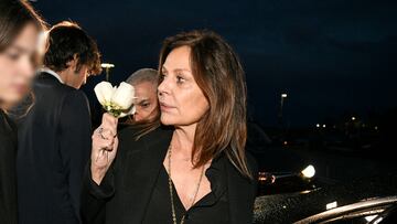 Nuria González acompañada por su hijos, Iván y Alba, salen del tanatorio de la Paz tras el funeral de Fernando Fernández-Tapias, a 26 de octubre de 2023, en Tres Cantos (Madrid, España).
MUERTE;FAMILIA;TANATORIO
José Oliva / Europa Press
26/10/2023