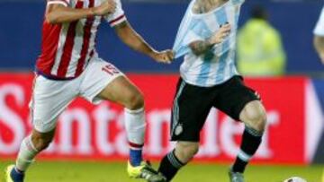-FOTODELDIA- CA191. LA SERENA (CHILE), 13/06/2015.- El delantero argentino Lionel Messi (d) ante el centrocampista paraguayo Víctor Javier Cáceres (i) durante el partido Argentina-Paraguay, del Grupo B de la Copa América de Chile 2015, en el Estadio La Portada de La Serena de La Serena, Chile, hoy 13 de junio de 2015. EFE/Juan Carlos Cárdenas