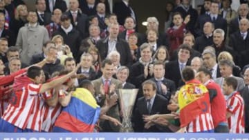 Platini entrega la Europa League a los jugadores del Atlético.