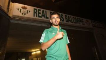 Ceballos, tras firmar su renovación en el Villamarín.