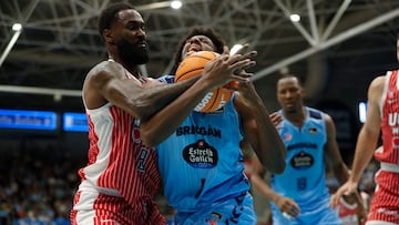 El alero estadounidense del Breogan Keandro Cook (2i) intenta un lanzamiento ante el base cubano del UCAM Murcia, Howard Sant Roos (i), durante el partido de Liga Endesa de baloncesto entre el Breogan Lugo y el UCAM Murcia, este sábado en el Pazo dos Deportes de la capital lucense.