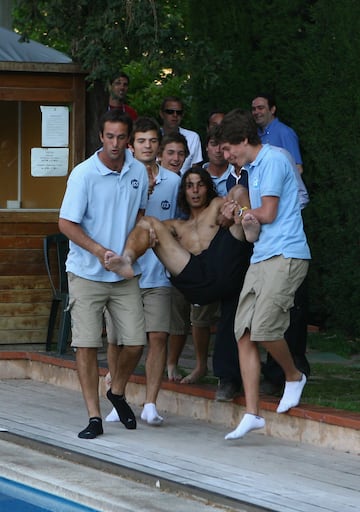 Nadal es llevado a la piscina del Real Club tras ganar su cuarto t赤tulo en Barcelona tras derrotar al espa?ol David Ferrer en tres sets durante el Barcelona Open de 2008. Es tradici車n que los socios del Real Club de Barcelona sean arrojados a la piscina tras su victoria.