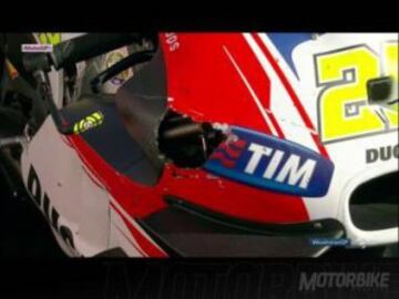 Tremendo susto para Andrea Iannone, que lideraba el pelotón de cabeza cuando, en la bajada de la curva 10, impactó con una gaviota que paseaba por allí tranquilamente hasta la llegada de las MotoGP. Pareció en un primer momento que el pájaro impactó en la cabeza del italiano, pero en la secuencia fotográfica captada por el español Jaime Olivares se ve que da en el carenado de la Ducati, yendo a parar numerosas plumas del ave a un Lorenzo al que se le manchó el mono de sangre. Son habituales los atropellos de gaviotas en Phillip Island, pero pocas veces se ven en plena carrera y con el líder de carrera implicado, que reconoció llevarse un buen susto.