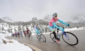 Vincenzo Nibali subiendo Tre Cime di Lavaredo totalmente nevado en 2013.