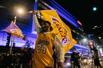 Los Angeles celebra la victoria de sus Lakers