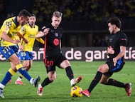 Las Palmas de Gran Canaria, 22/02/2025.- El delantero de la UD Las Palmas, Jaime Mata (i), remata ante los jugadores del FC Barcelona, Eric García (d) y Dani Olmo, durante el encuentro correspondiente a la jornada 25 de Laliga EA Sports que disputan hoy sábado en el estadio de Gran Canaria. EFE / Angel Medina G.
