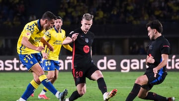 Las Palmas de Gran Canaria, 22/02/2025.- El delantero de la UD Las Palmas, Jaime Mata (i), remata ante los jugadores del FC Barcelona, Eric García (d) y Dani Olmo, durante el encuentro correspondiente a la jornada 25 de Laliga EA Sports que disputan hoy sábado en el estadio de Gran Canaria. EFE / Angel Medina G.