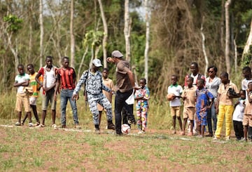 Didier Drogba inauguró una escuela que lleva su nombre en Costa de Marfil. Se espera que el proyecto solidario ayude a que miles de niños de zonas rurales en la comunidad de granjas de cacao reciban una mejor educación.