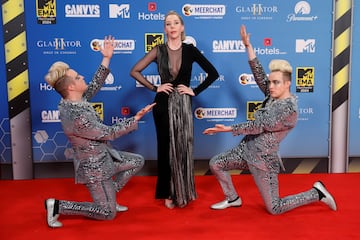 John y Edward Grimes, que forman el dúo irlandés de música pop Jedward posan con Katherine Ryan, comediante, escritora, presentadora, actriz y cantante canadiense.