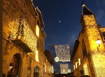 Así de bonito lució la iluminación del pueblo zamorano de Puebla de Sanabria durante el ensayo general tras ganar el concurso navideño de Ferrero Rocher para ser la localidad mejor iluminada de España. 