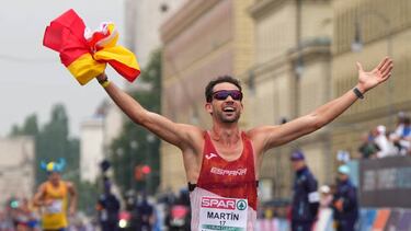 Álvaro Martín celebra su oro europeo en los 20 kilómetros marcha de Múnich 2022.
